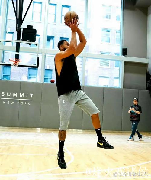 小西蒙斯状态低迷，全场投篮仅33%命中，三分颗粒无收，仅得9分1助攻