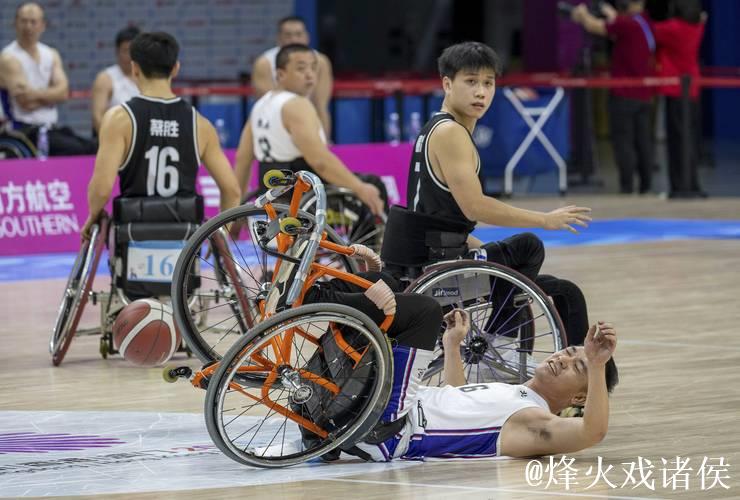 轮椅篮球赛场温暖一幕：摔倒运动员获众人协助扶起