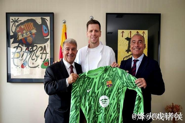 波兰门将自揭更衣室吸烟往事,并安慰巴萨年轻球员 波兰门将自揭更衣室吸烟往事,并安慰巴萨年轻球员